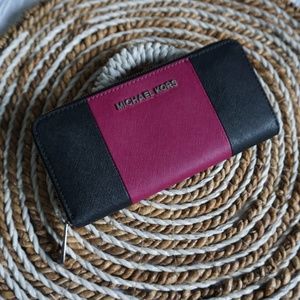 Michael Kors 2 Toned Wallet 💜💙